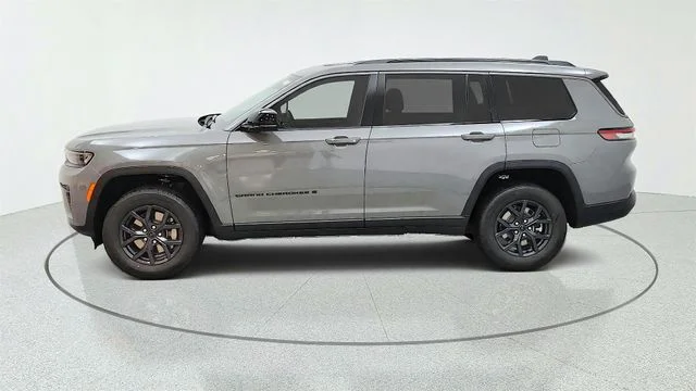 New 2027 Sting-Gray Clear-Coat Paint Jeep Laredo Altitude image 6