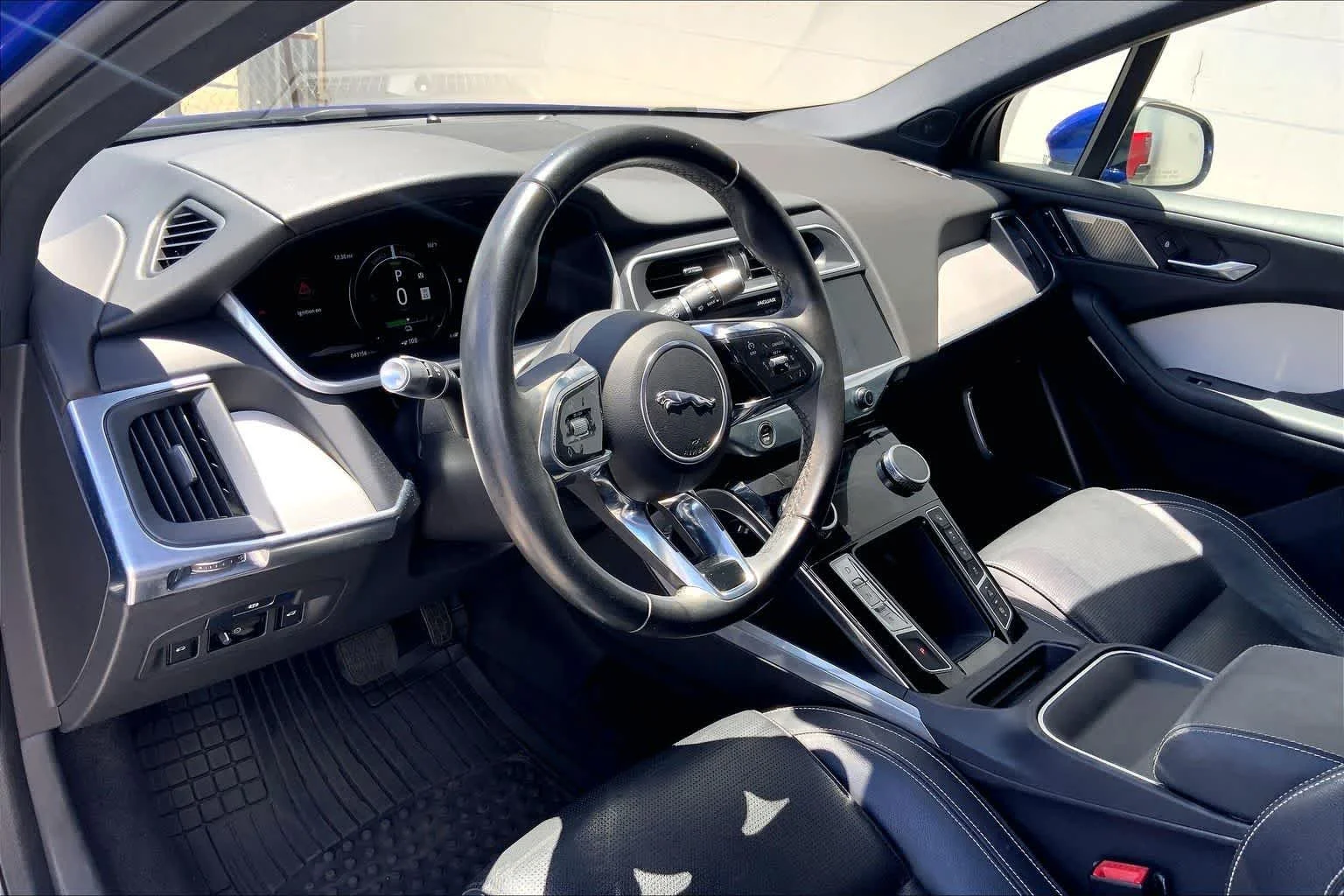 Used 2020 Jaguar I-PACE SE with VIN SADHC2S16L1F80582 for sale in Honolulu, HI