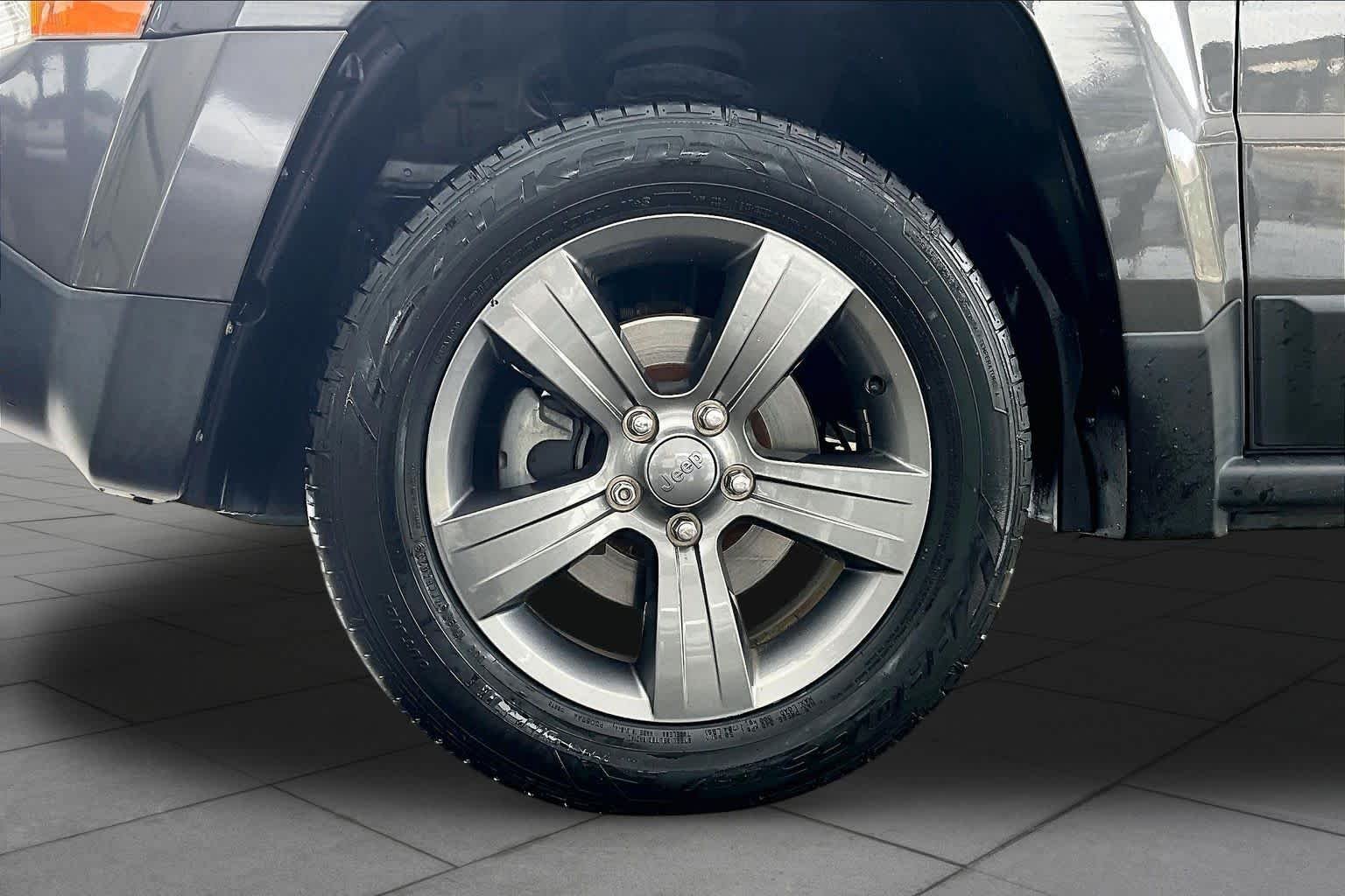 Used 2015 Granite Crystal Metallic Clearcoat Jeep High Altitude Edition image 11