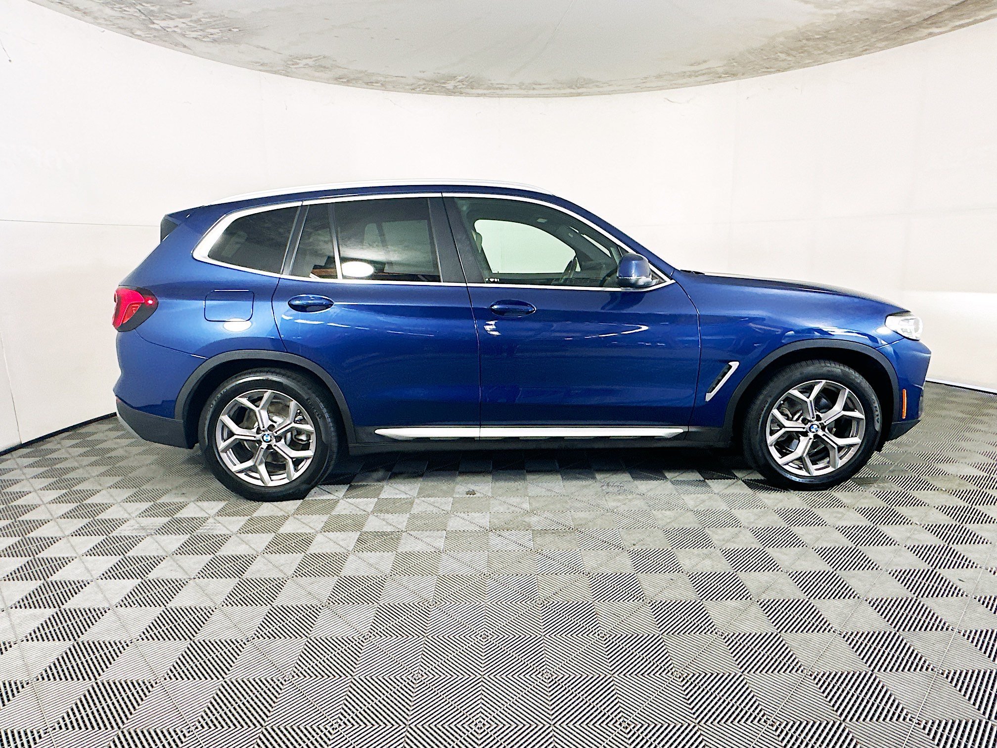 Used 2022 Phytonic Blue Metallic BMW xDrive30i image 2