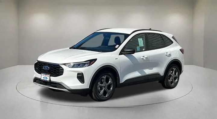 New 2025 Star White Metallic Tri-coat Ford ST-Line image 2