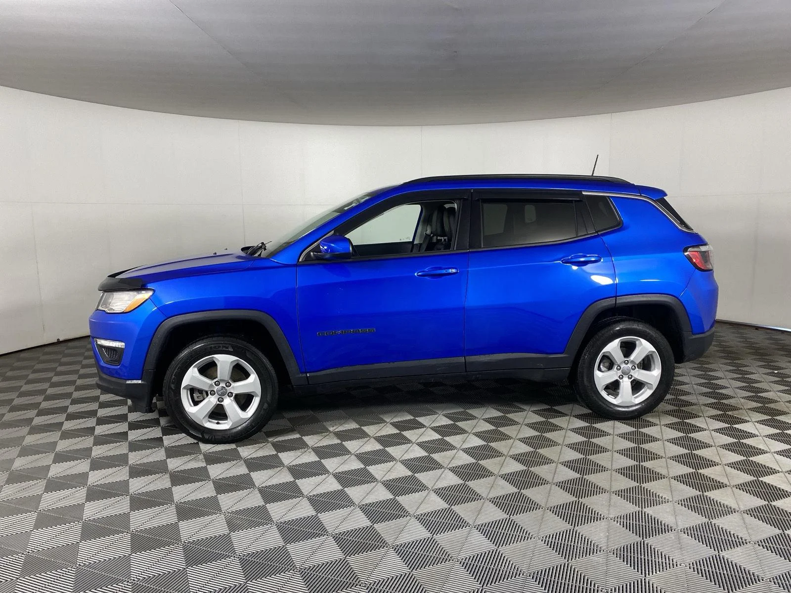 Used 2020 Laser Blue Pearlcoat Jeep Latitude image 4