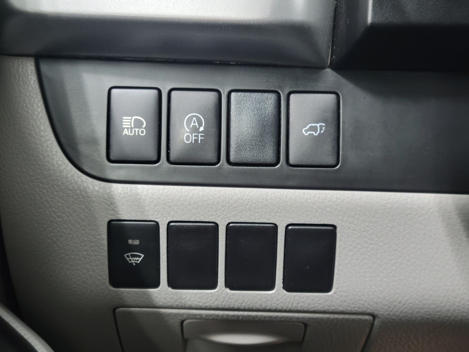 Used 2017 Silver Toyota XLE image 15