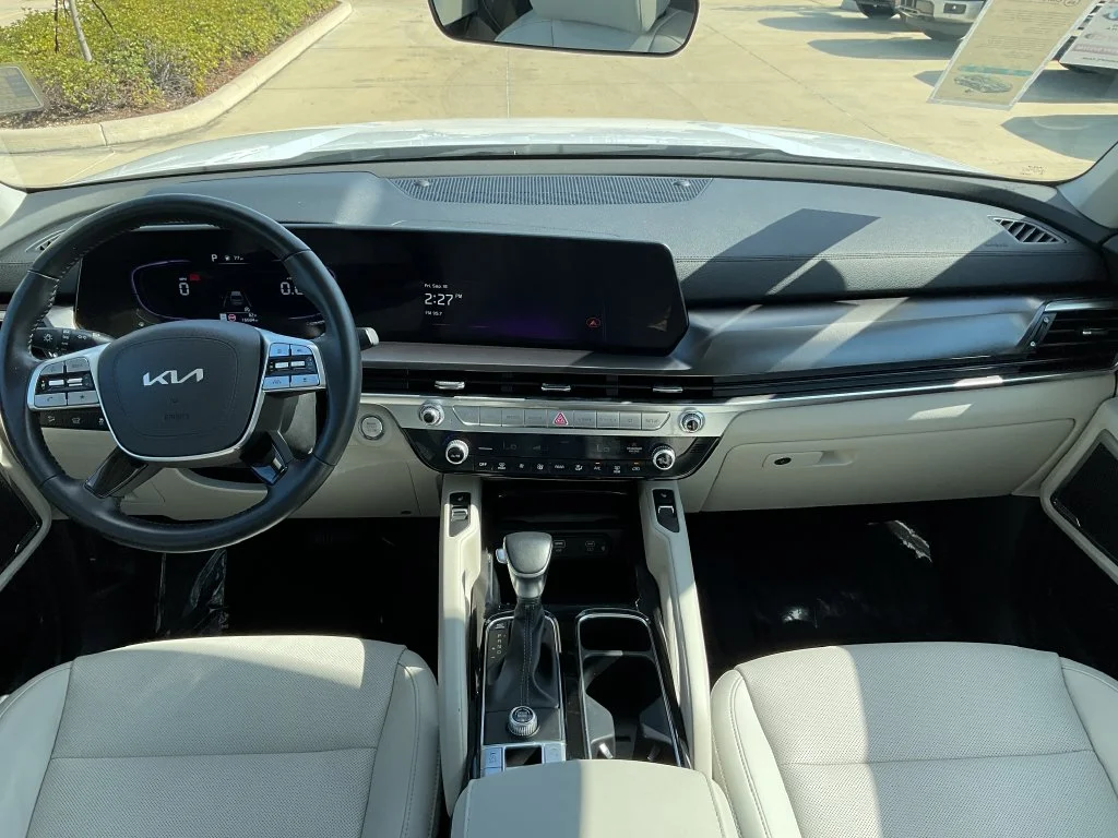 Used 2025 White Kia S image 23