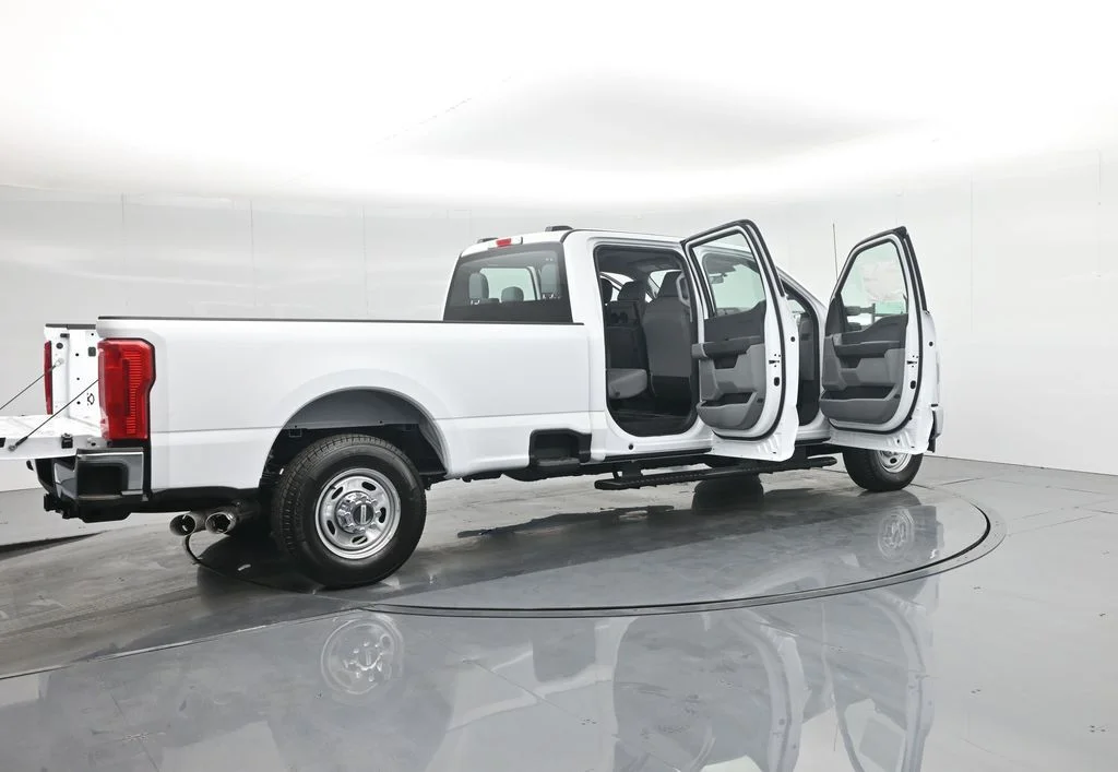 New 2026 Oxford White Ford XL image 5