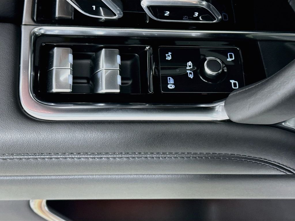Used 2023 Gray Land Rover SE image 19