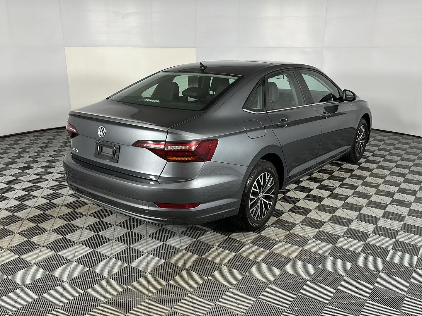 Used 2019 Platinum Gray Metallic Volkswagen SE image 8