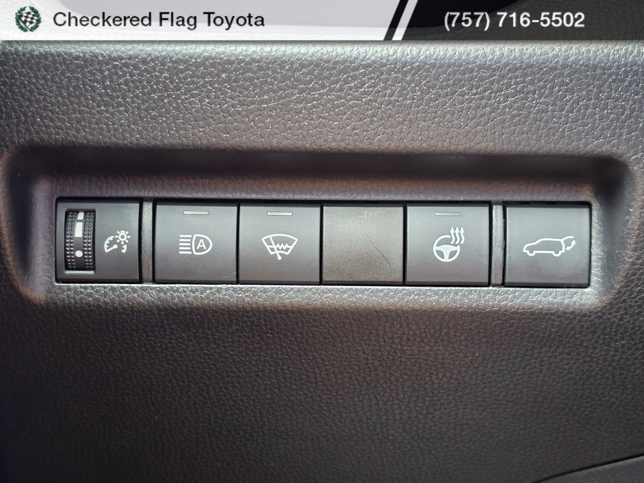 Used 2020 Lunar Rock Toyota XLE Premium image 11