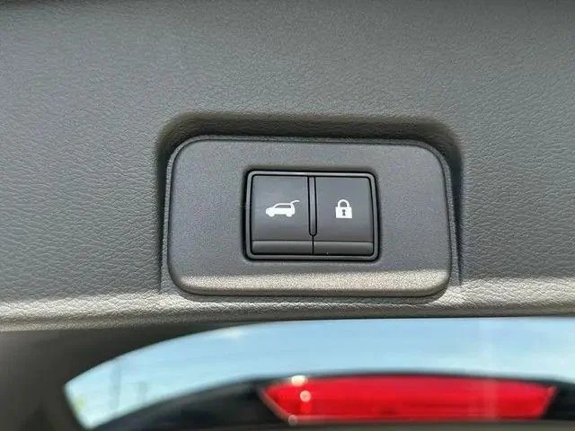 Used 2025 White/off-white Nissan SL image 19