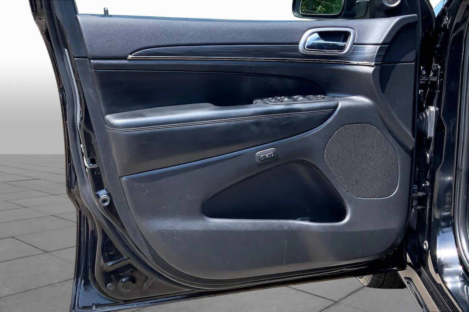 Used 2020 Diamond Black Crystal Pearlcoat Jeep Limited X image 21