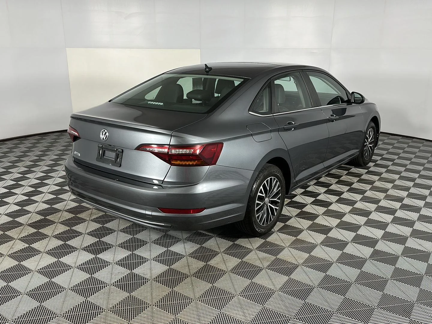 Used 2019 Platinum Gray Metallic Volkswagen SE image 8