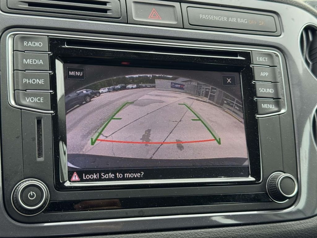 Used 2018 Silver Volkswagen 2.0T image 4