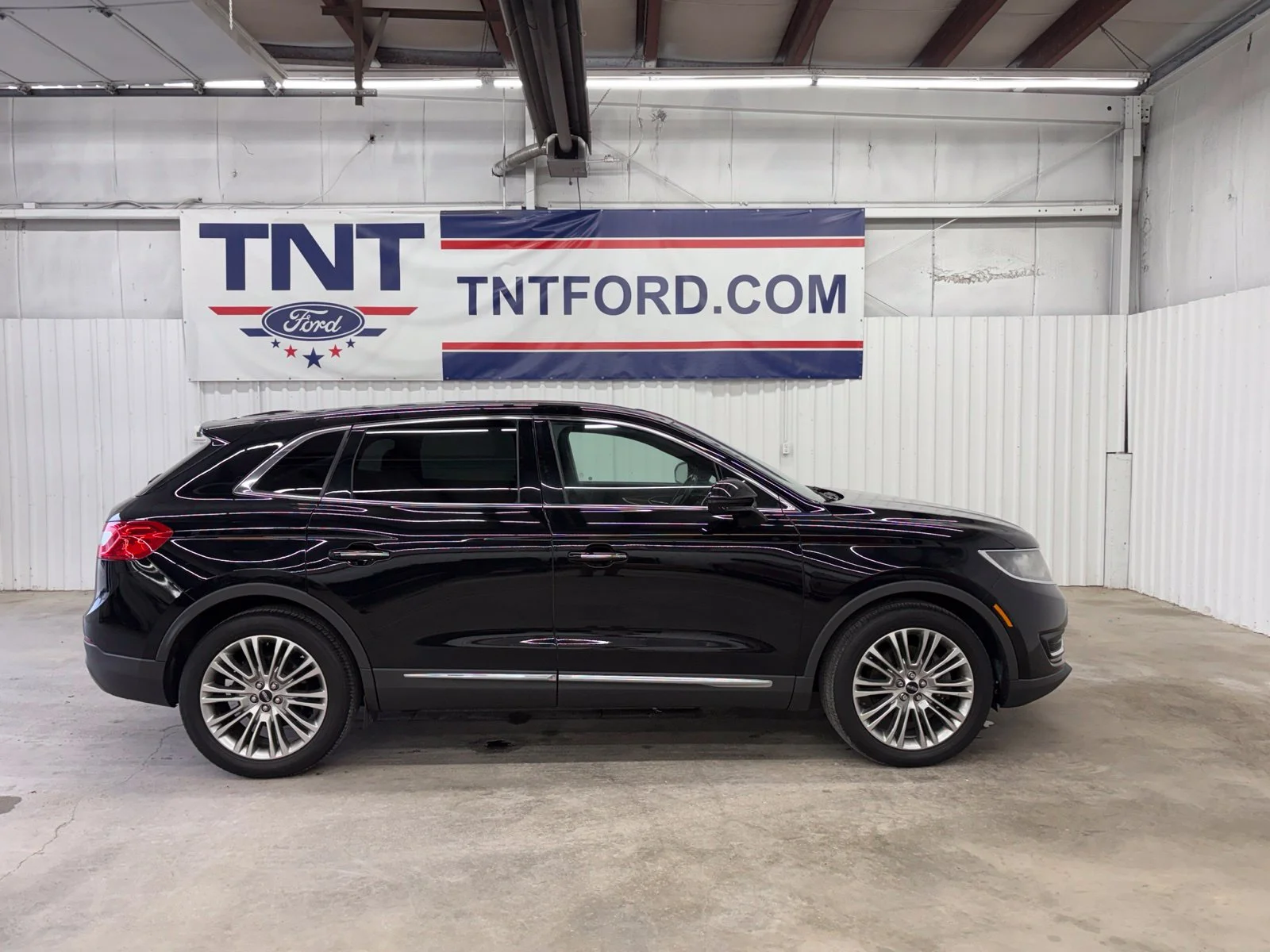 Used 2018 Black Velvet Lincoln Reserve image 1