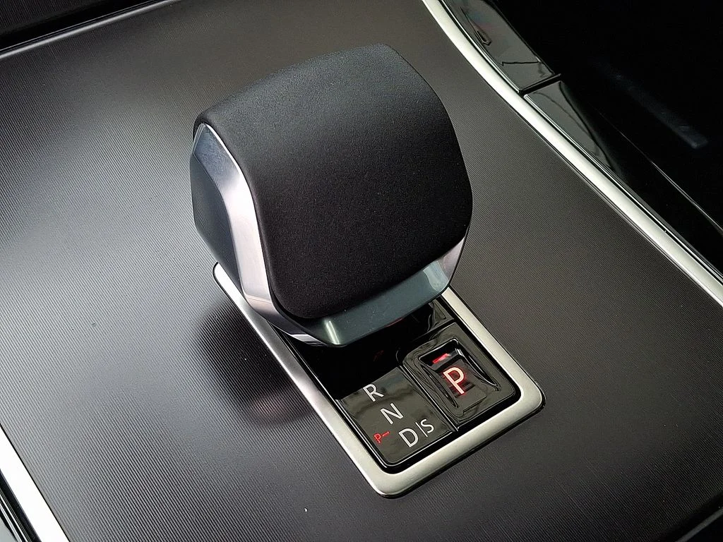 New 2026 Fuji White Land Rover Dynamic SE image 13