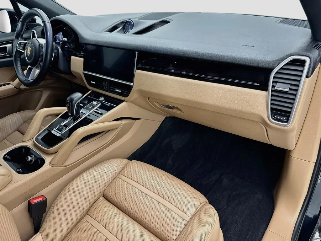Used 2019  Porsche Base image 16
