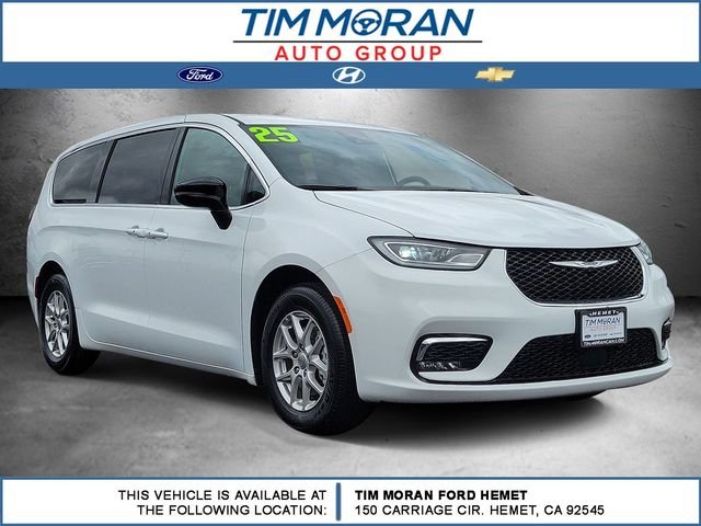 2025 Chrysler Pacifica Select's photo