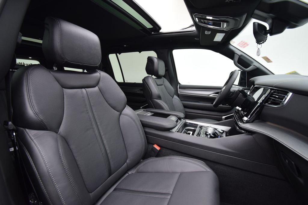 New 2026 Bright White Clear-Coat Exterior Paint Jeep Limited Reserve image 19