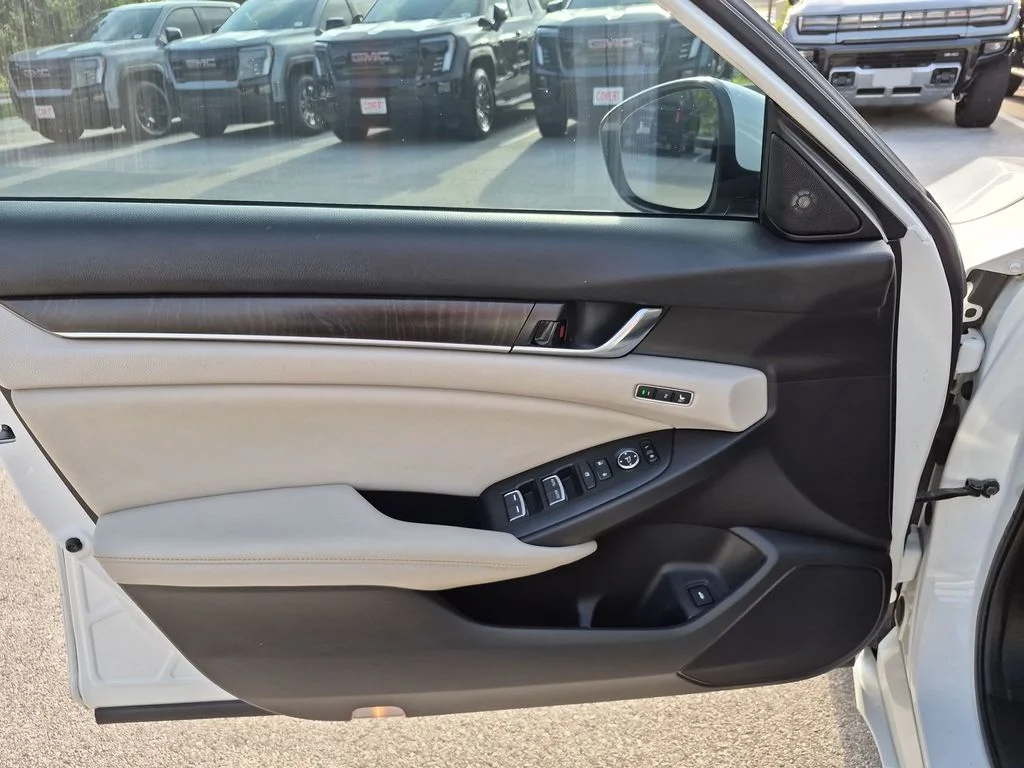 Used 2019  Honda Touring image 18