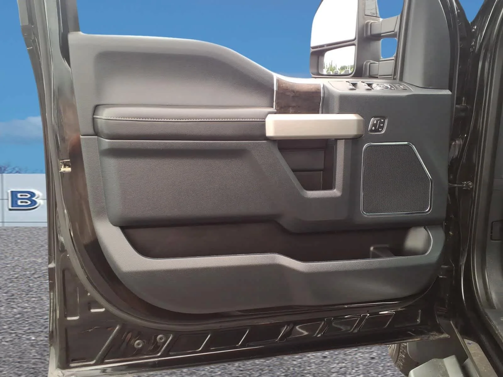 Used 2022 Agate Black Metallic Ford LARIAT image 11
