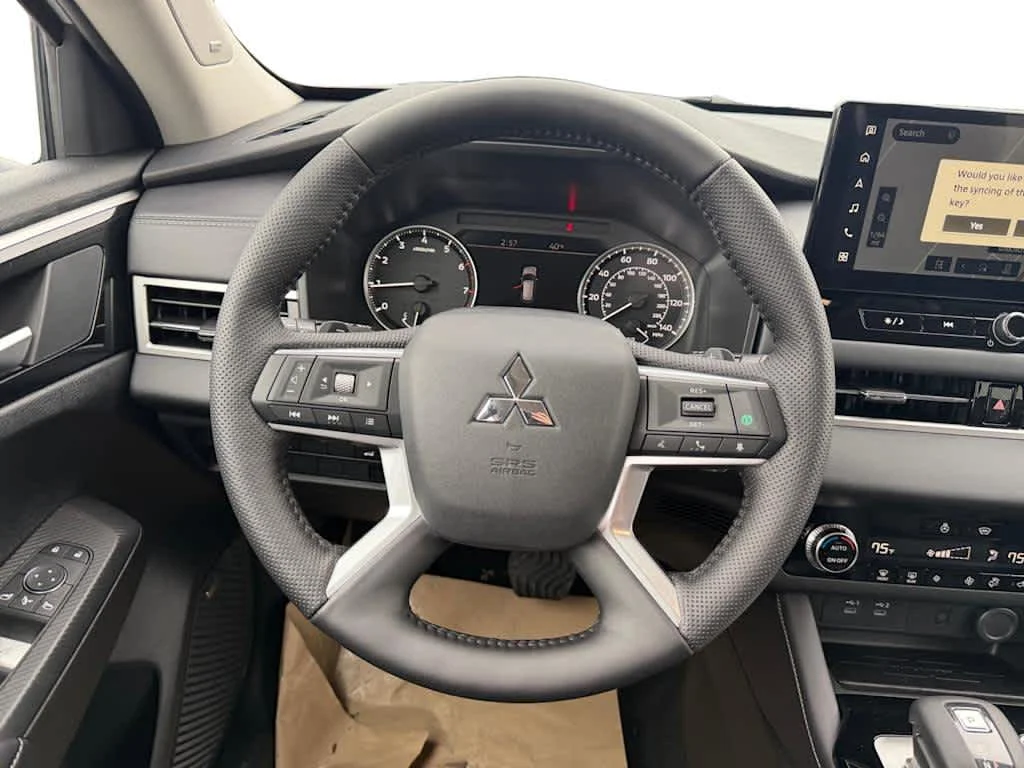 Used 2025 White Diamond Mitsubishi SE image 27