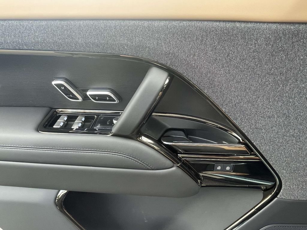 New 2026 Santorini Black Land Rover Dynamic SE image 32