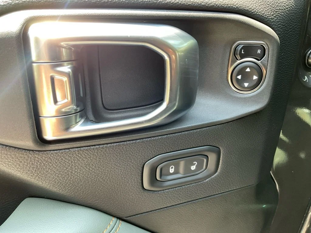 Used 2025 Gray Jeep Mojave image 29