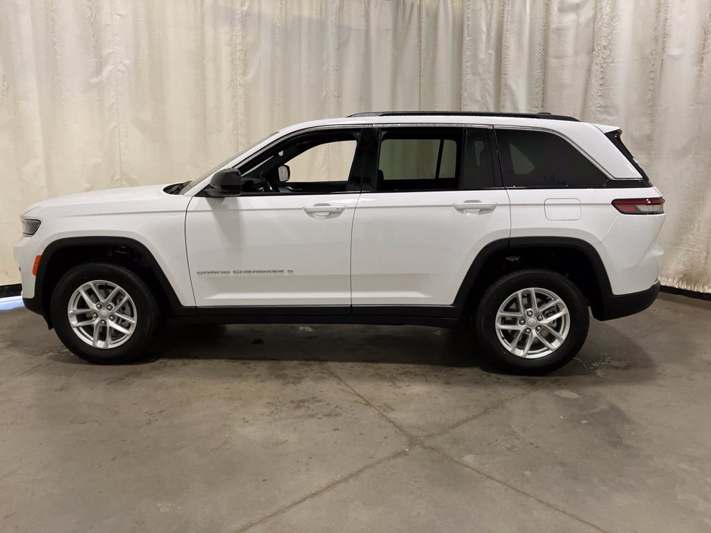 New 2026 Bright White Clear-Coat Exterior Paint Jeep Laredo image 22
