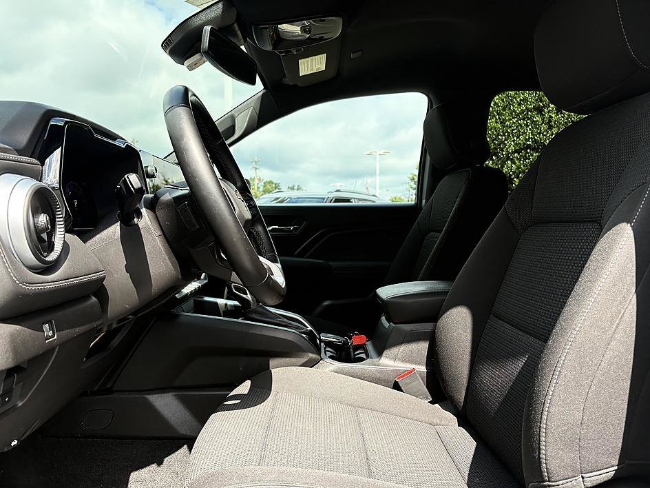 Used 2025 Summit White Chevrolet 4WD LT image 9