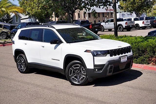 New 2026 Bright White Clear-Coat Exterior Paint Jeep Limited image 2