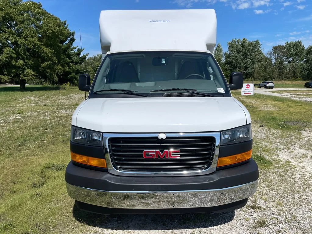 New 2025 Summit White GMC 1WT image 2