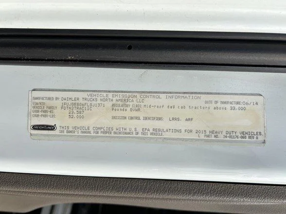 Used 2015  Freightliner Day-Cab image 13