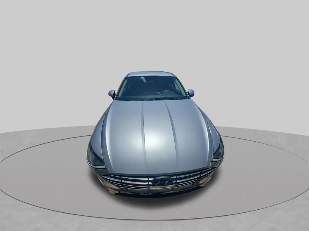 Used 2021 Silver Hyundai SE image 2