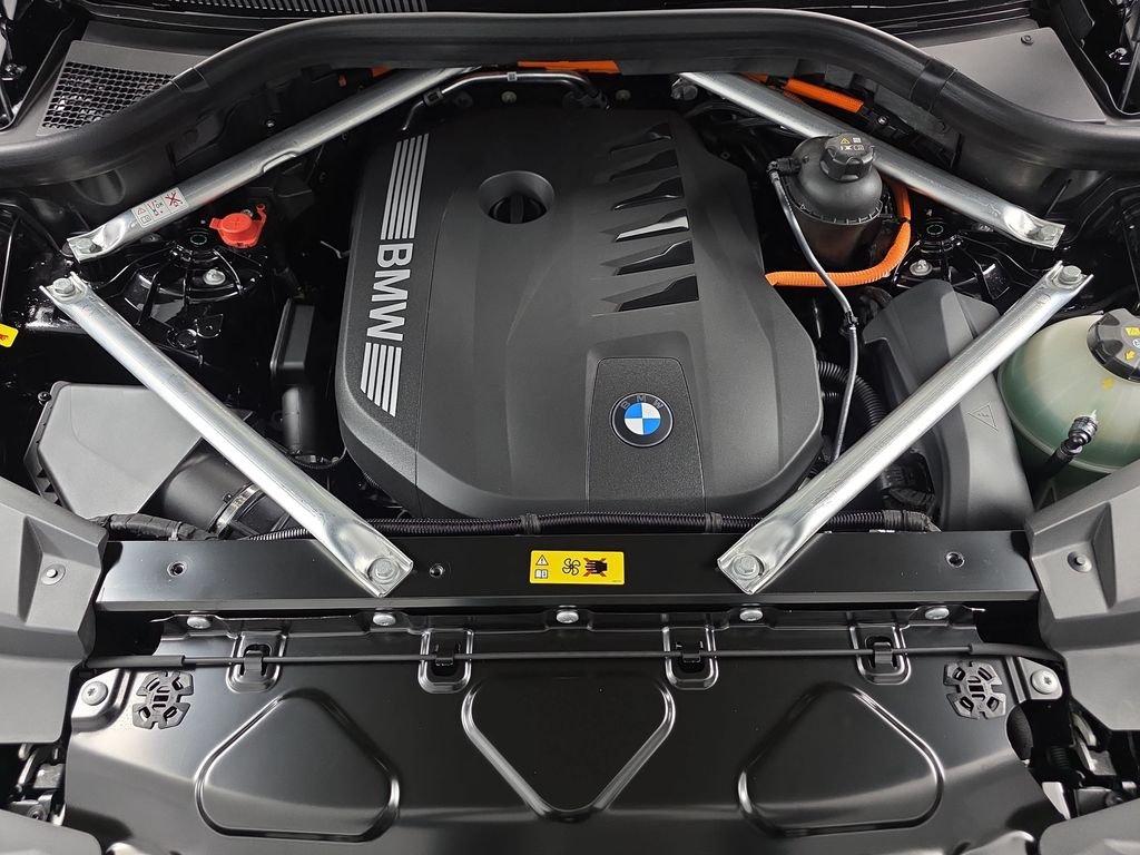 New 2026 Black Sapphire Metallic BMW xDrive50e image 30