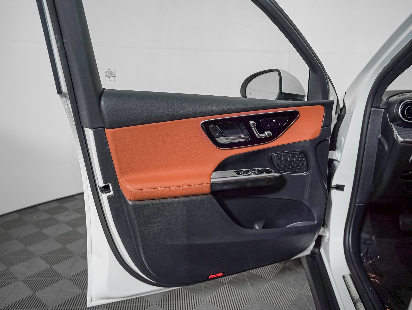 Certified Used 2025 Polar White Mercedes-Benz GLC 350e 4MATIC® SUV image 24