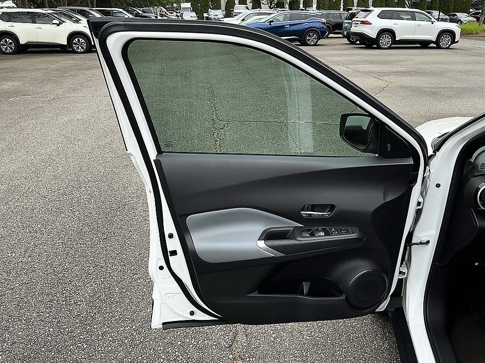 Used 2023 Aspen White Tricoat/Super Black Nissan SR image 11