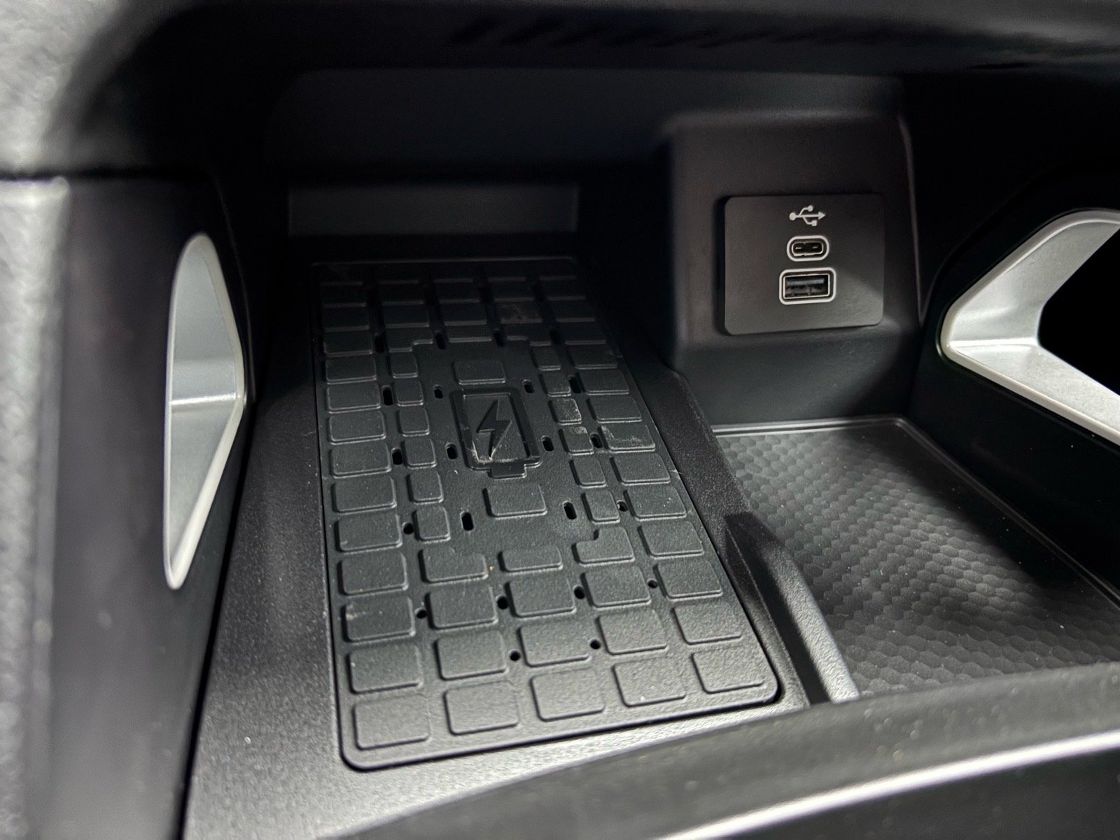 New 2025 Carbonized Gray Metallic Ford LARIAT® image 15