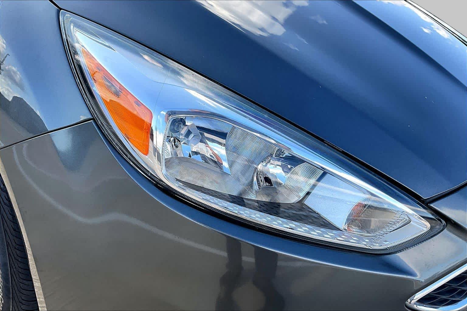 Used 2018 Magnetic Metallic Ford SE image 27