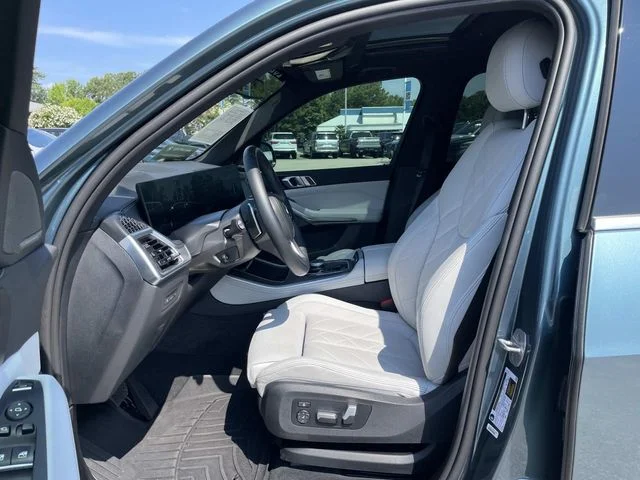 Used 2025 Blue BMW sDrive40i image 14