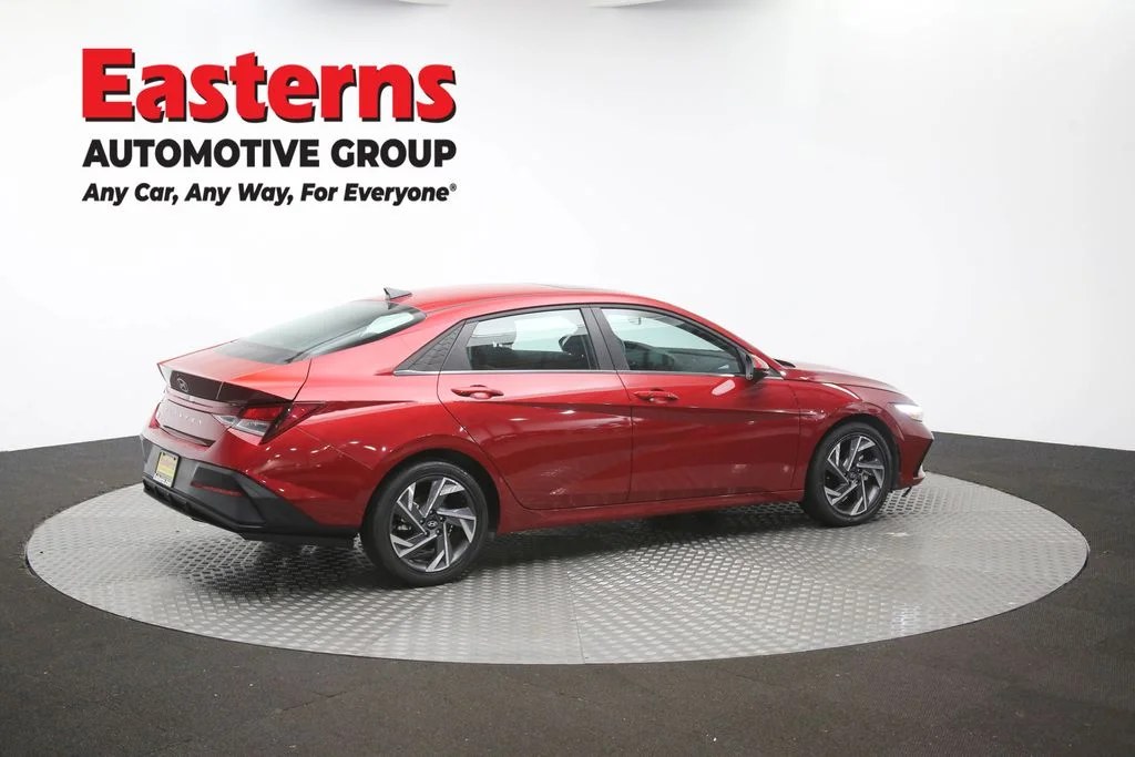 Used 2025 Red Hyundai SEL Convenience image 44