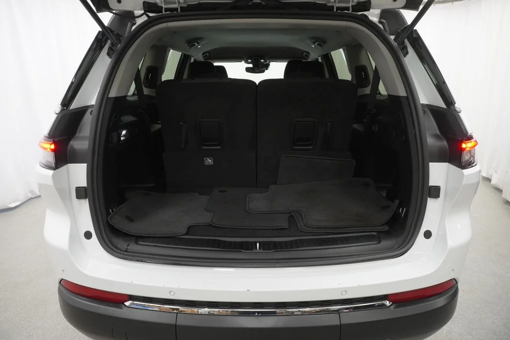 Used 2023 White/off-white Jeep Laredo image 44