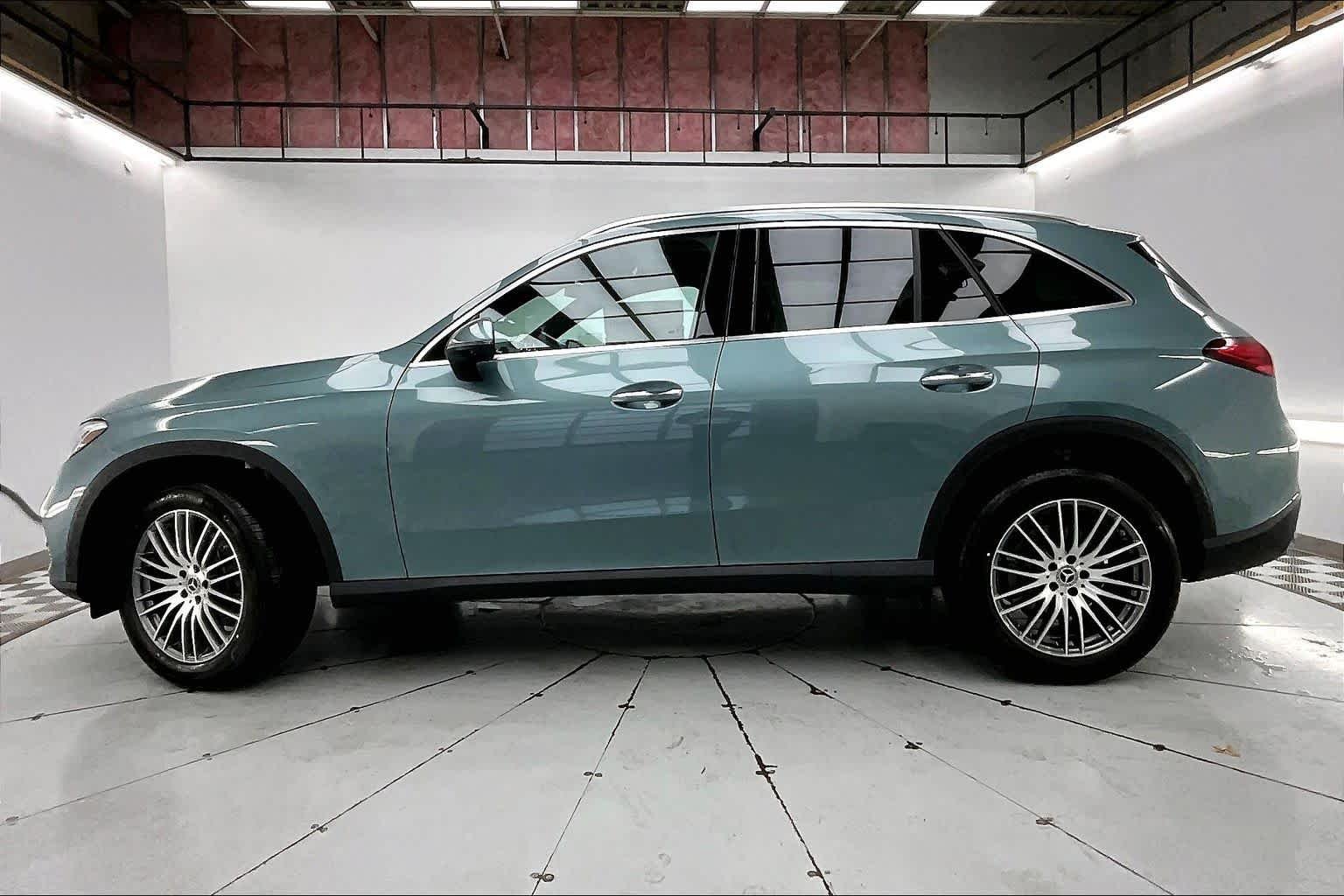 New 2026 Verde Silver Metallic Mercedes-Benz GLC 300 image 3