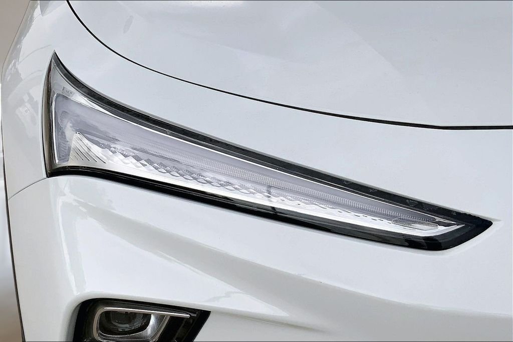 Used 2024 Summit White Buick Preferred image 28