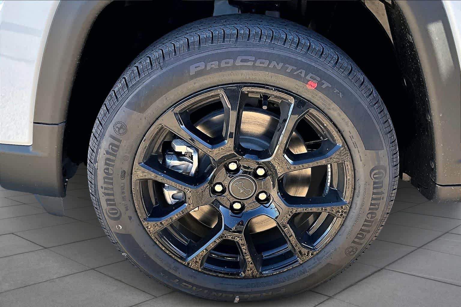 New 2026 Bright White Clear-Coat Exterior Paint Jeep Latitude Altitude image 12