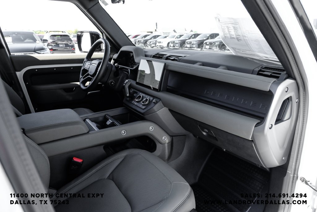 Used 2025 White Land Rover X-Dynamic SE image 16
