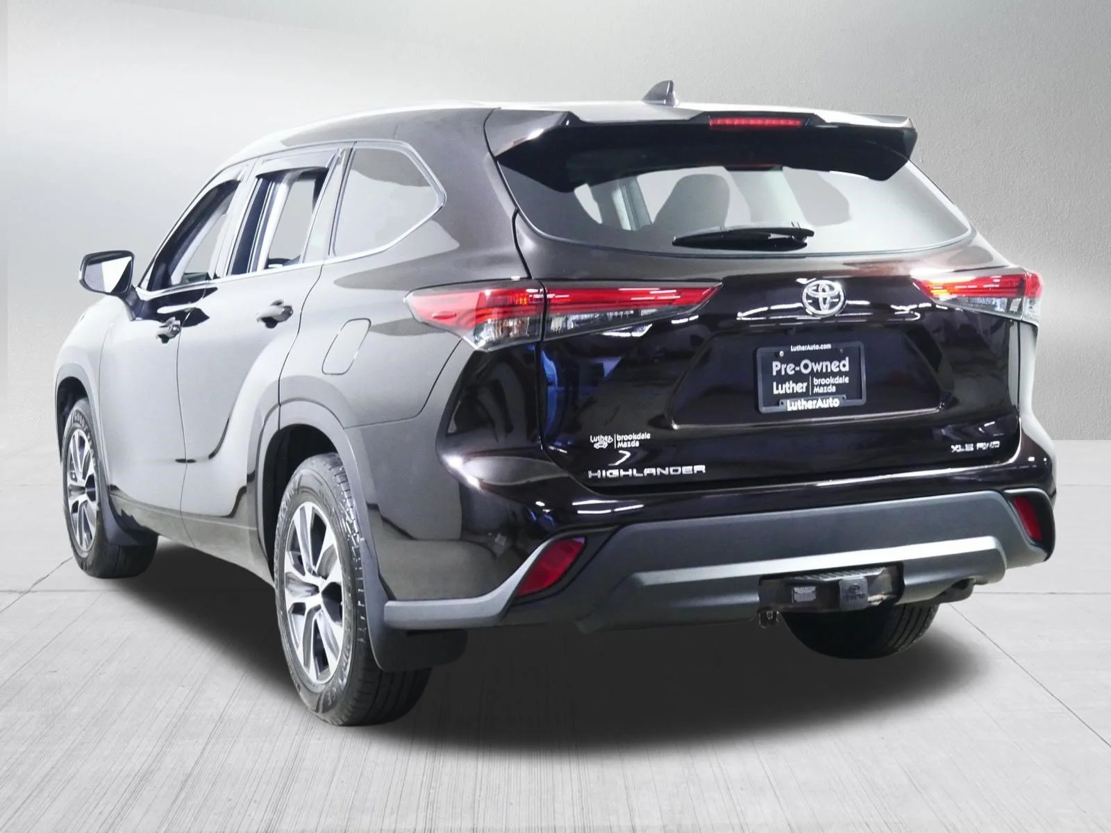 Used 2020 Opulent Amber Toyota XLE image 5