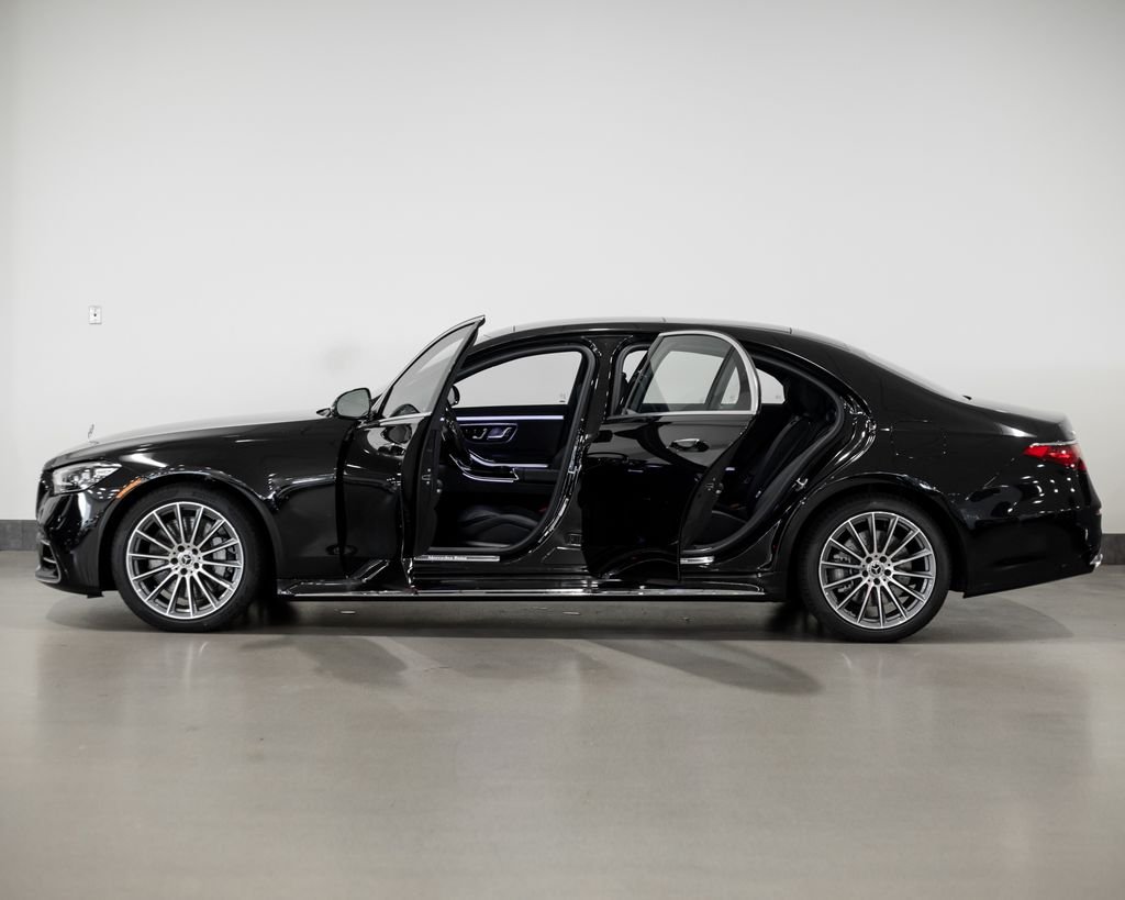 New 2026 Black Mercedes-Benz S 580e image 3