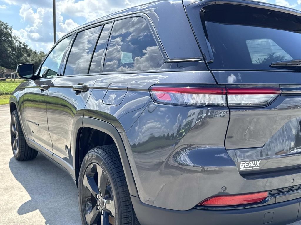 New 2025 Baltic Gray Metallic Clear-Coat Exterior Paint Jeep Limited image 11