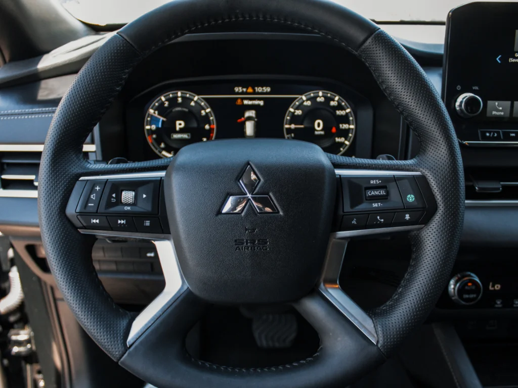 Used 2024 Black Diamond Mitsubishi SE Black Edition w/Pano Roof image 9