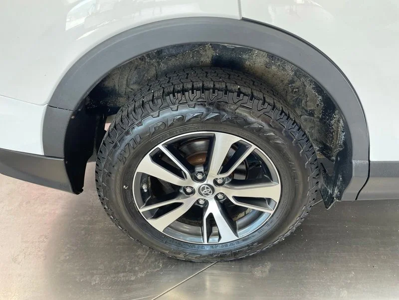 Used 2018 White Toyota XLE image 9