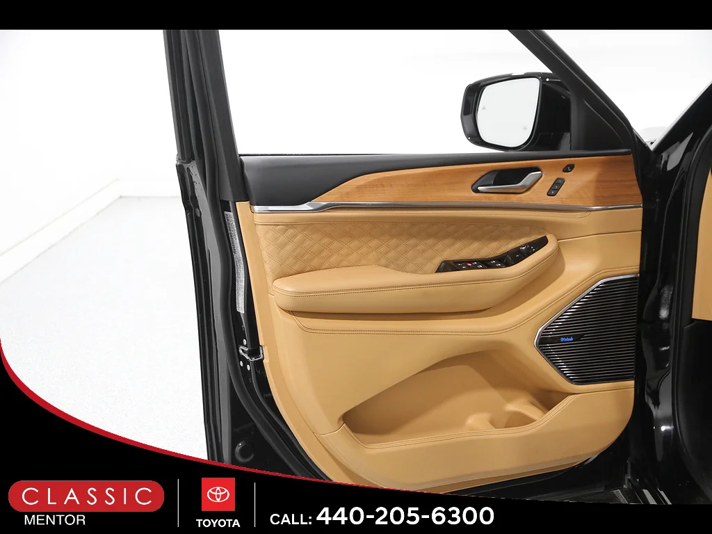 Used 2023 Diamond Black Crystal Pearl Coat Jeep  image 4